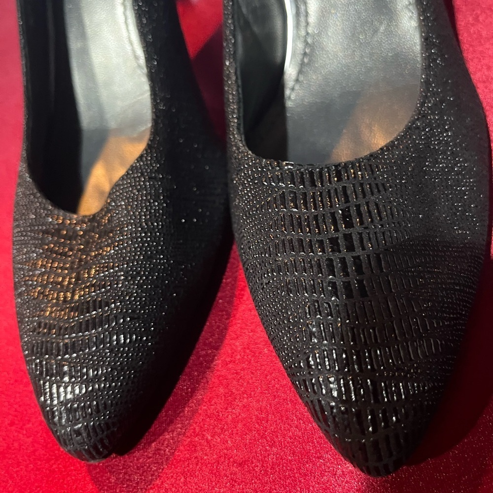 Stuart Weitzman Black Textured Heels Pinot black dressy 7.5 - Picture 2 of 6